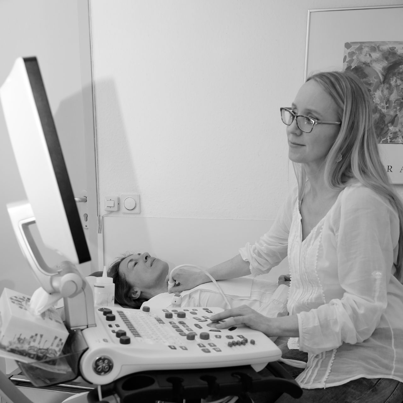 Frau Dr. Korff führt eine Ultraschalluntersuchung der Halsgefäße durch